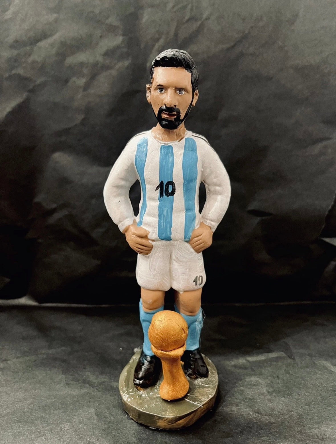 Statuina Messi con Coppa